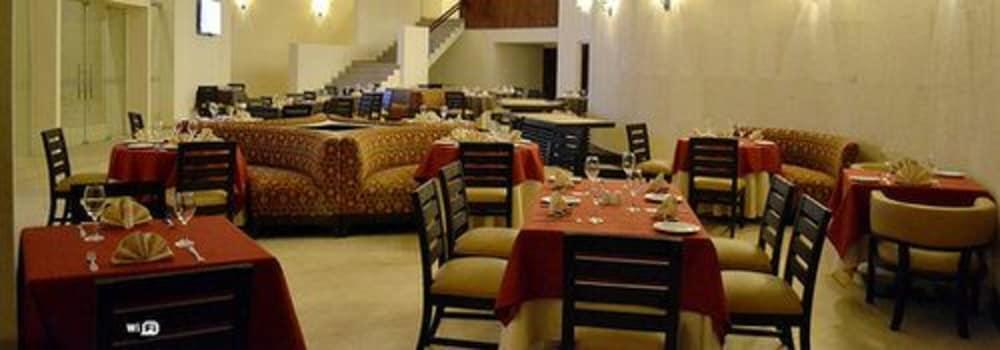 Sun Hotel Warnes Екстер'єр фото