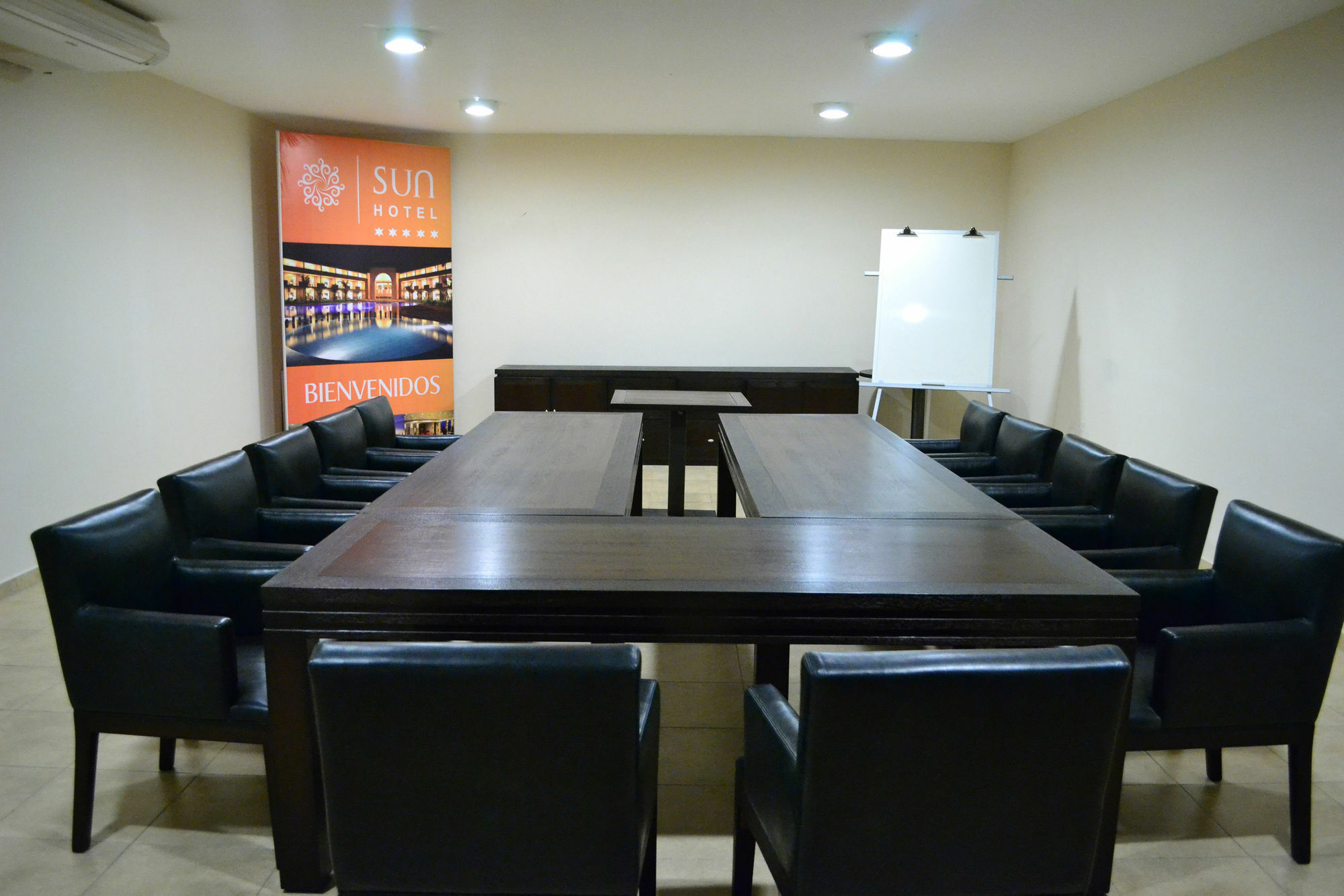 Sun Hotel Warnes Екстер'єр фото